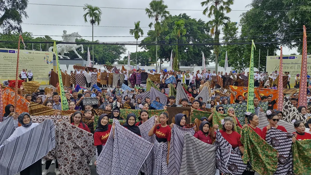 
Ribuan masyarakat dari berbagai elemen mengikuti tari kolosal “Harmoni Pesona Batik” dan memecahkan MURI dengan catatan  lebih dari  2000 motif batik  yang dikenakan peserta di di Alun-alun Kota Magelang.
