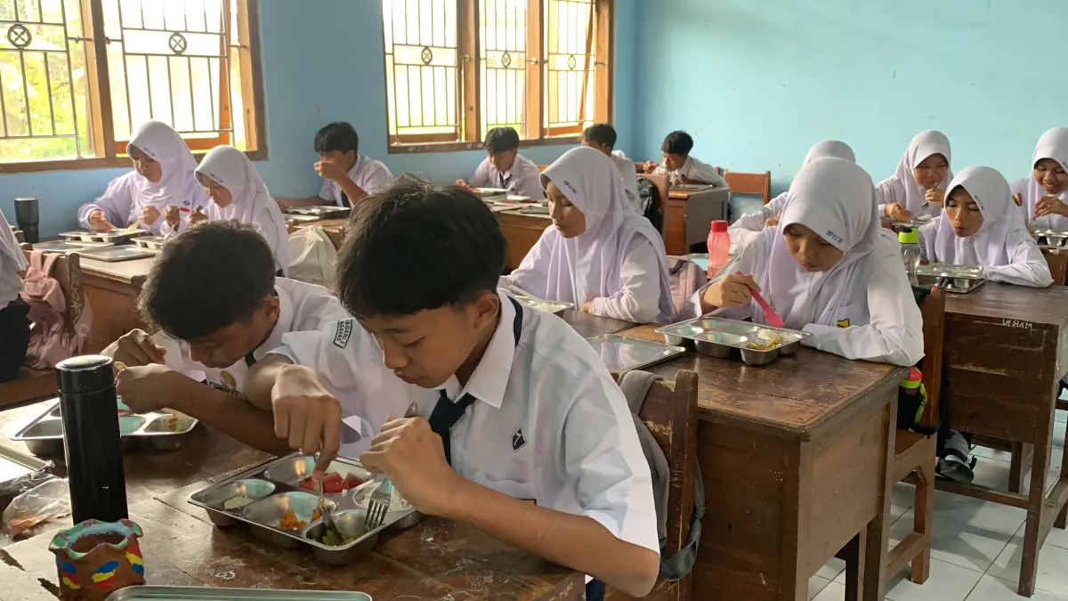 Siswa di Temanggung tengah menyantap menu MBG yang disajikan. (Dok Jawa Pos Radar Magelang).