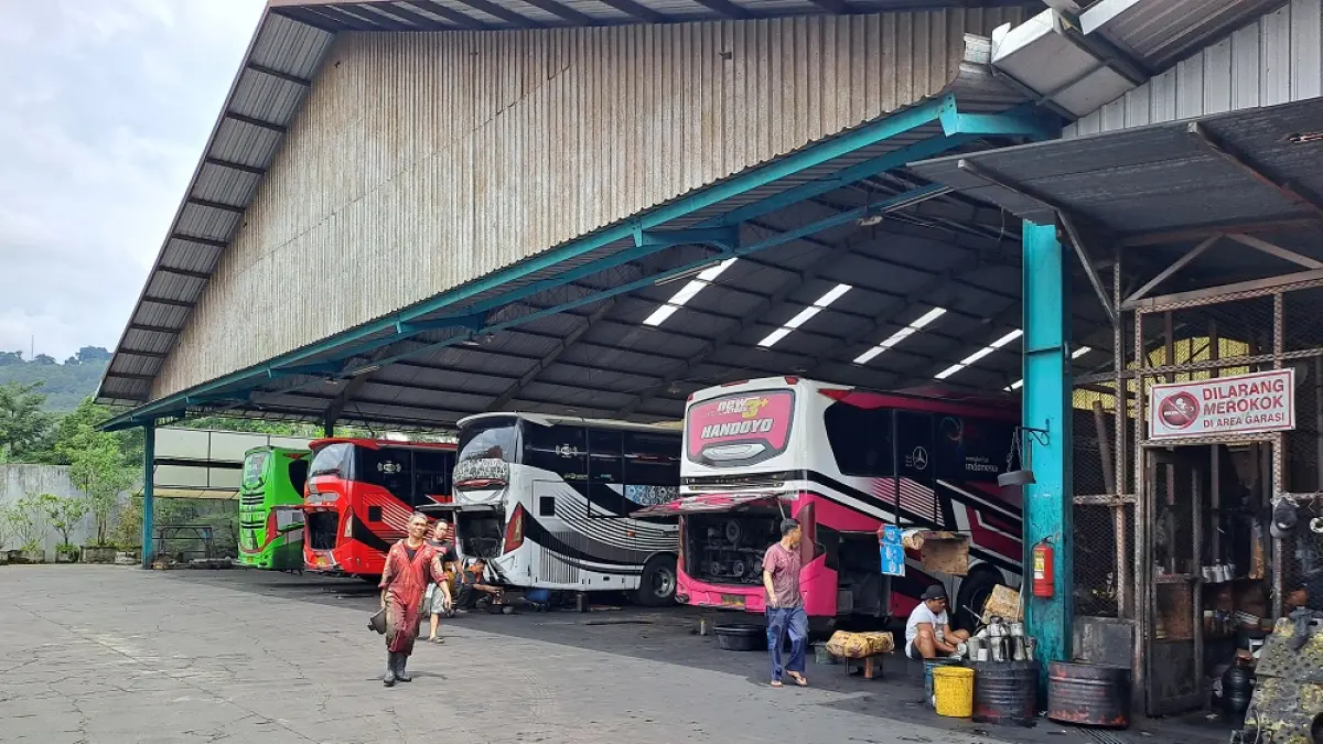 Suasana di garasi PO Handoyo di Magelang. (ROFIK SYARIF/ JAWAPOS RADAR MAGELANG)
