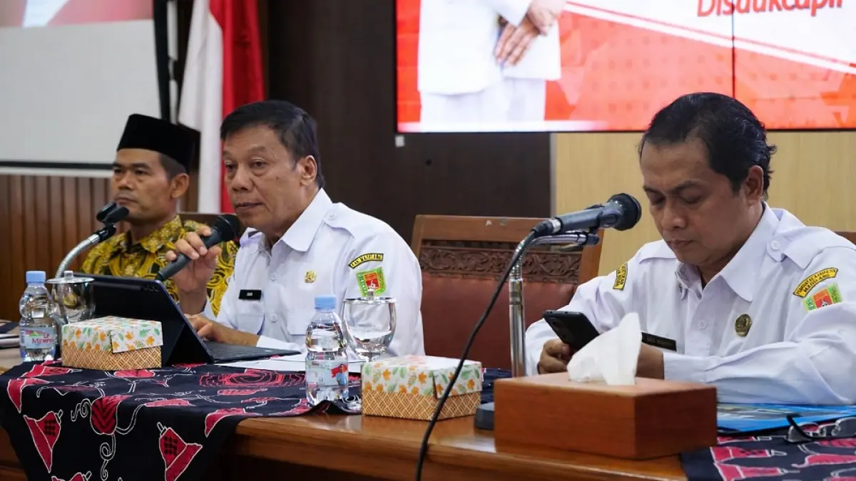 Wakil Bupati Magelang Sahid didampingi Kepala Disdukcapil Kabupaten Magelang Raden Anta Murpuji Antaka saat memimpin bimbingan teknis (bimtek) pengelolaan informasi administrasi kependudukan.