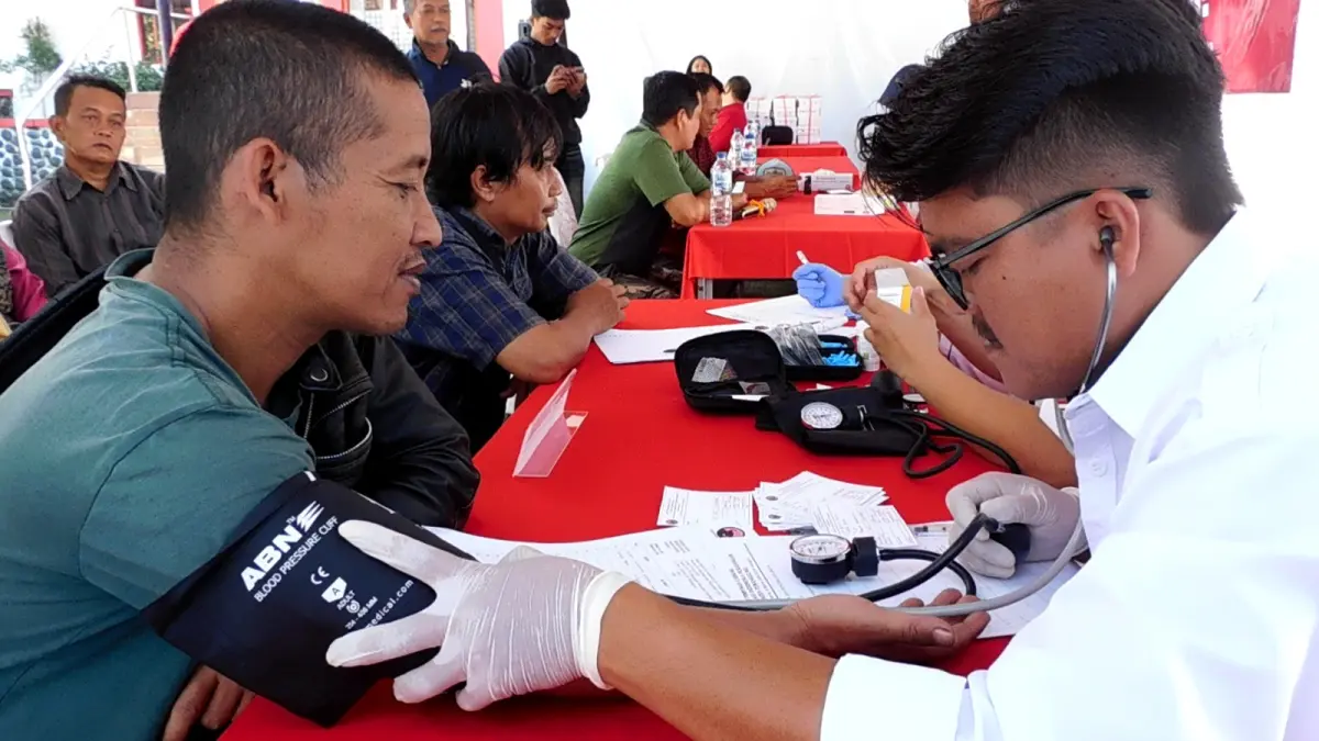 Warga memeriksakan kesehatan dalam acara cek kesehatan dan pengobatan gratis yang diadakan DPC PDIP Temanggung, Jumat (10/4/2026). (Devi Khofifatur Rizqi/Jawa Pos Radar Magelang)