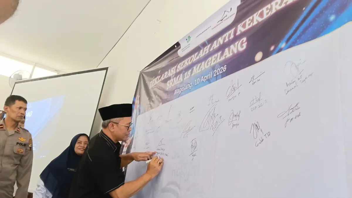 Anggota DPR RI Wibowo Prasetyo ikut membubuhkan tanda tangan saat Deklarasi Sekolah Anti-Kekerasan di Sekolah Rakyat Menengah Atas (SRMA) 15 Magelang, Jumat (10/4/2026).