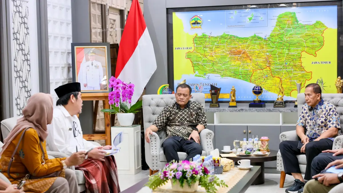 Gubernur Ahmad Luthfi ketika menerima audiensi Penasihat Khusus Presiden Bidang Politik dan Keamanan, Brigjen Pol (Purn) Erwin Chahara Rusmana, Jumat (10/4/2026) di ruang kerjanya. (Istimewa)