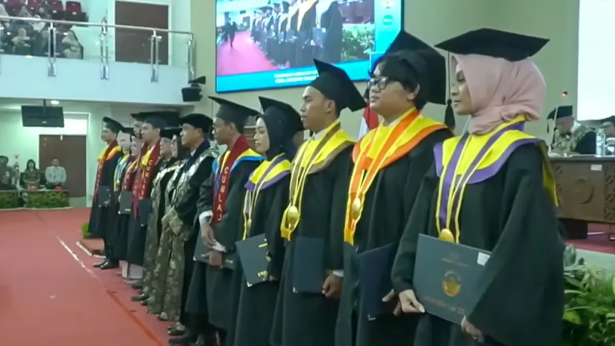 Universitas Tidar (Untidar) menyelenggarakan prosesi wisuda bagi lulusan program Sarjana, Sarjana Terapan dan Ahli Madya pada periode April Tahun 2026 di Gedung dr. H.R. Suparsono, Kampus Tuguran, Sabtu (12/4/2026). (M TEGAR JULIANTO/JAWA POS RADAR MAGELANG)
