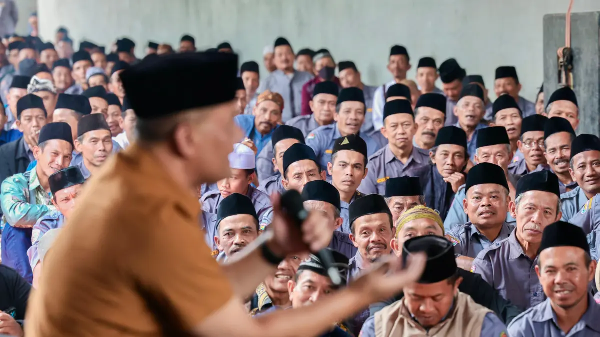 Gubernur Ahmad Luthfi menghadiri Ziarah Kebangsaan PPRT Kabupaten Batang dalam rangka HUT ke-60 Kabupaten Batang di Kompleks Makam Sunan Kajoran, Desa Gringgingsari, Kecamatan Wonotunggal, Minggu (12/4/2026).