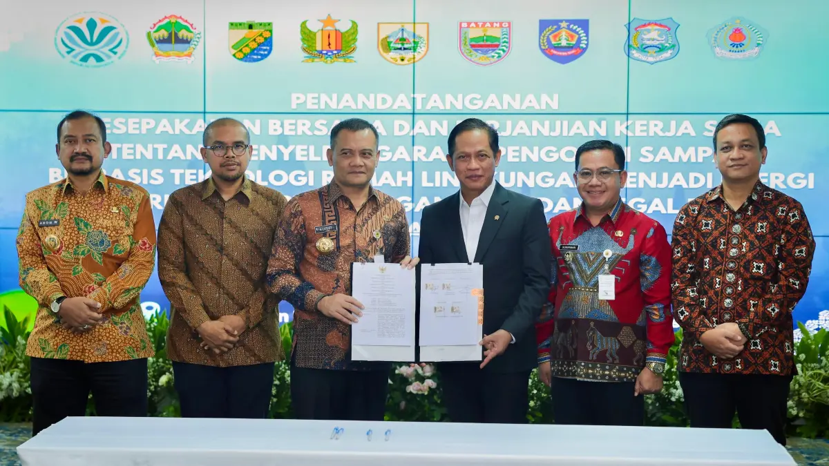 Gubernur Jawa Tengah, Ahmad Luthfi, bersama tujuh kepala daerah dengan Menteri Lingkungan Hidup menandatangani kesepakatan pengembangan sistem pengelolaan sampah berbasis aglomerasi di Kantor Kementerian Lingkungan Hidup, Jakarta, Senin (13/4/2026). (Istimewa).