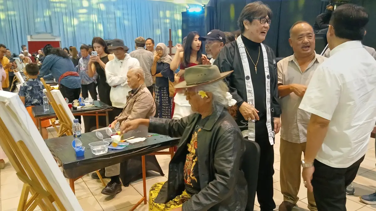 Budayawan Goenawan Mohamad dan Sujiwo Tejo melukis di atas kanvas. (Lis Retno Wibowo/Jawa Pos Radar Magelang)