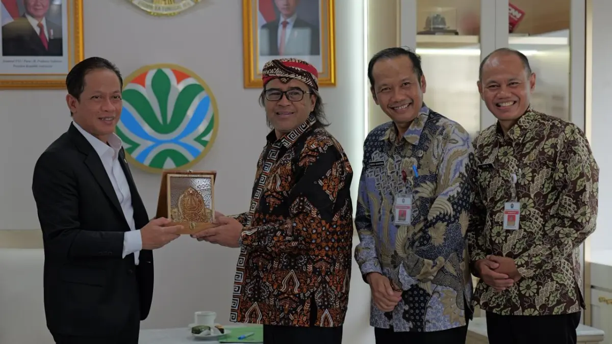Bupati Temanggung Agus Setyawan bertemu Menteri Lingkungan Hidup Hanif Faisol Nurofiq Senin (13/4/2026) didampingi Kepala Bapperida Hendra Sumaryana dan Kepapal DPRKPLH Temanggung Dwi Sukarmei, di Jakarta. (Istimewa)

