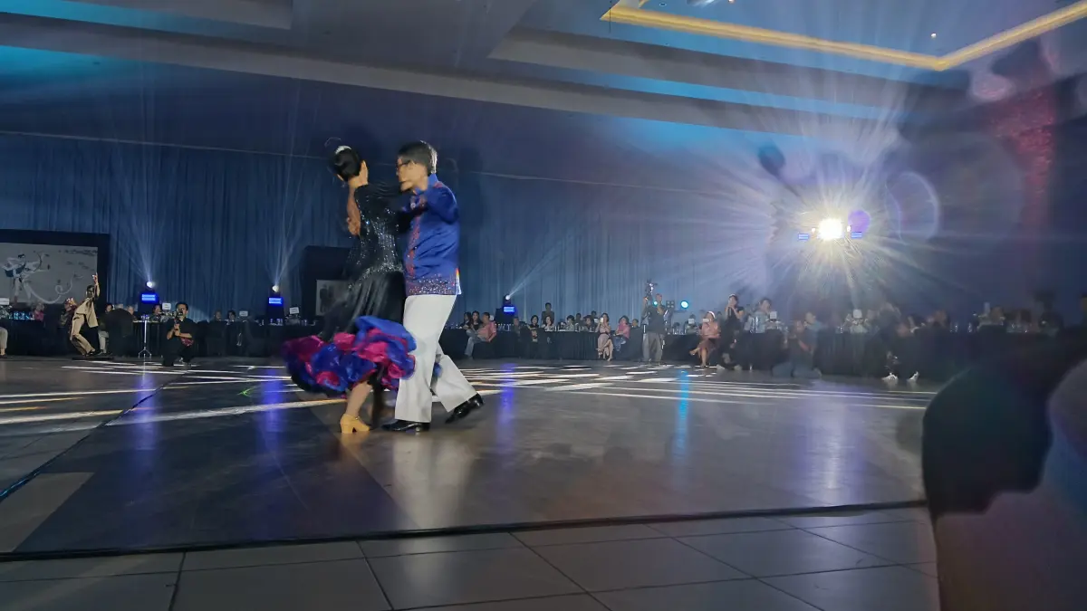 OHD berdansa di tengah arena. Ia menjadi bintang di ulang tahunnya yang ke-87. (lis Retno Wibowo/Jawa Pos Radar Magelang)