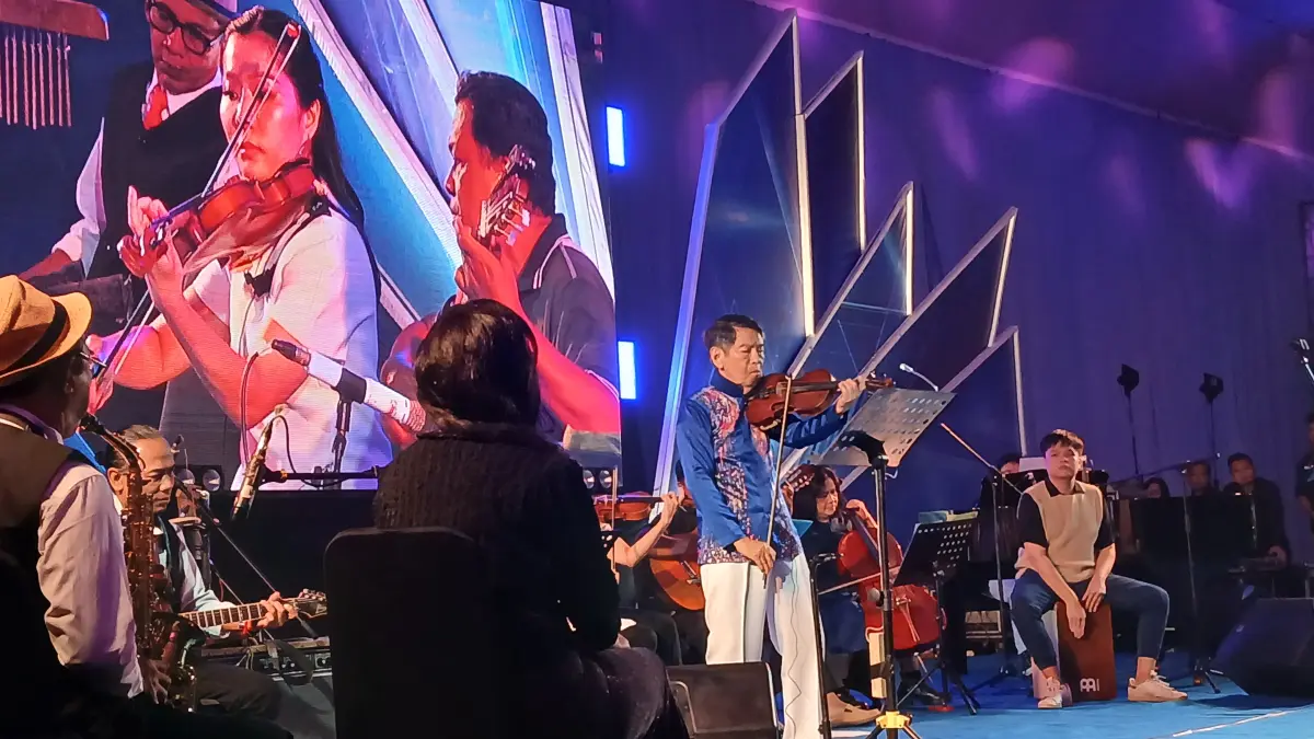 OHD ketika memainkan biolanya membawakan lagu Dont Cry for Me Argentina di perayaan ulang tahun ke-87 di Gedung Tri Bhakti, Sabtu (11/4/2026) malam. (lis Retno Wibowo/Jawa Pos Radar Magelang)