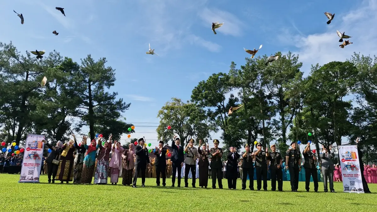 Pelepasan burung dara saat upacara Hari Jadi ke-1120 Kota Magelang sebagai simbol melambungkan harapan dan doa-doa. (PUPUT PUSPITASARI/JAWA POS RADAR MAGELANG)