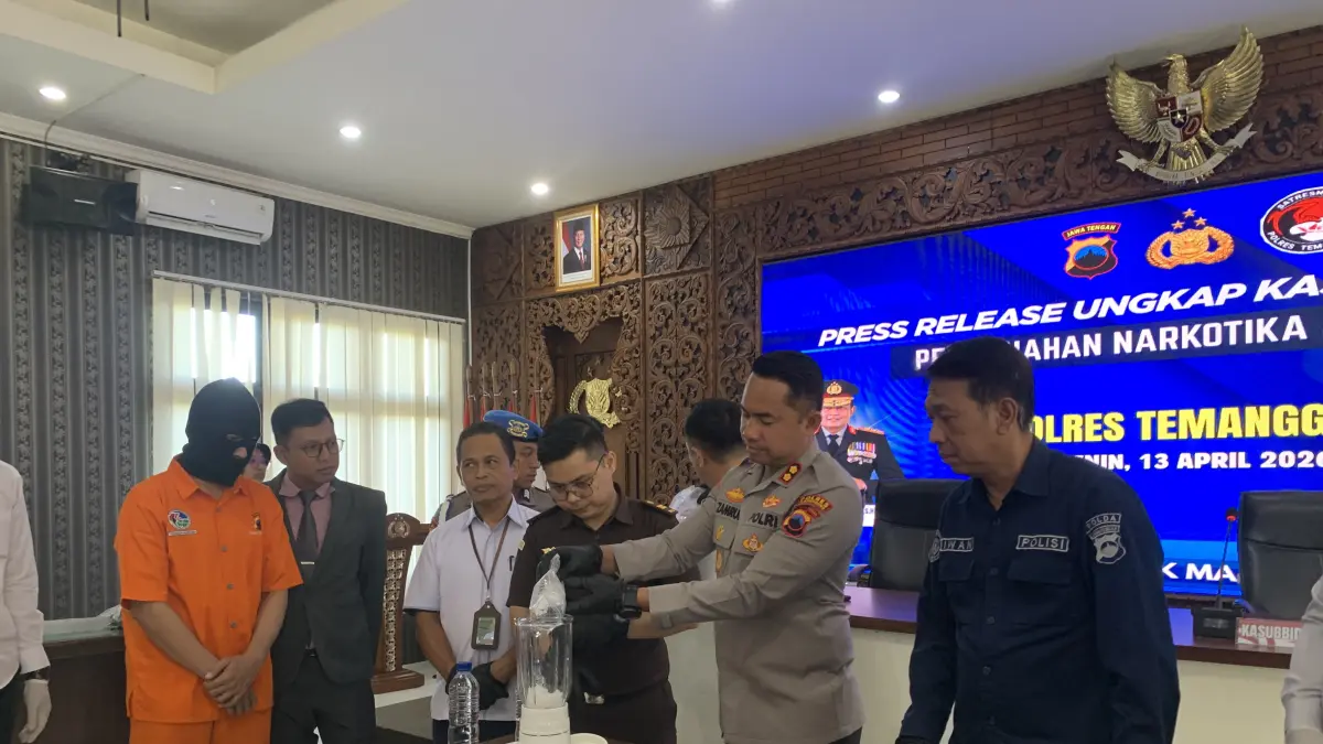 Pemusnahan narkotika jenis sabu hasil ungkap kasus yang dilakukan Polres Temanggung, Senin (13/4/2026). (Devi Khofifatur Rizqi/Jawa Pos Radar Magelang)