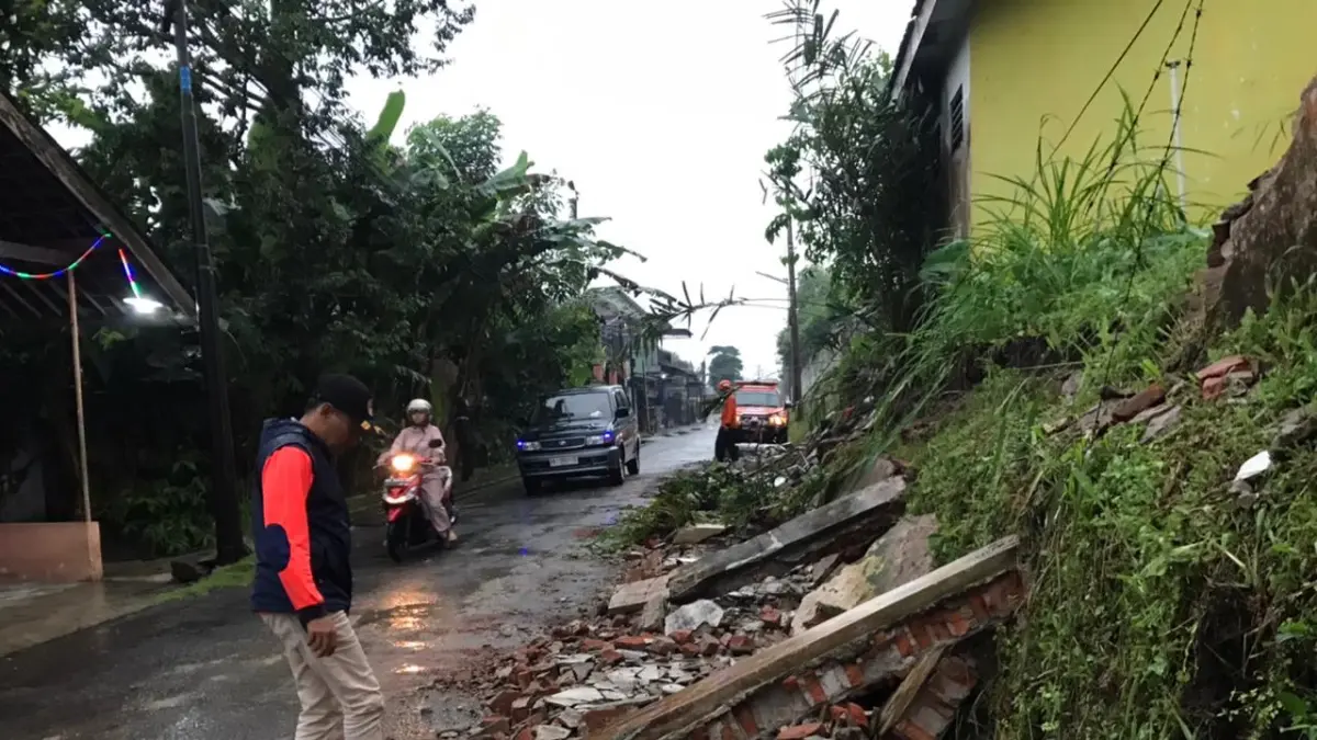 Petugas BPBD meninjau dinding pembatas milik SMKN 1 Temanggung yang ambrol pada Jumat (10/4/2026) sore. (Istimewa)