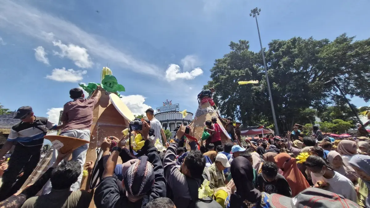 Ribuan warga berebut gunungan gethuk saat Grebeg Gethuk yang digelar di Alun-Alun Kota Magelang, Minggu (12/4/2026). (PUPUT PUSPITASARI/JAWA POS RADAR MAGELANG)