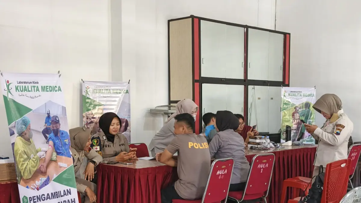 Sejumlah anggota melakukan pengecekan kesehatan di Aula Polres Magelang Kota, Senin (13/4/2026). (ROFIK SYARIF/ JAWAPOS RADAR MAGELANG)