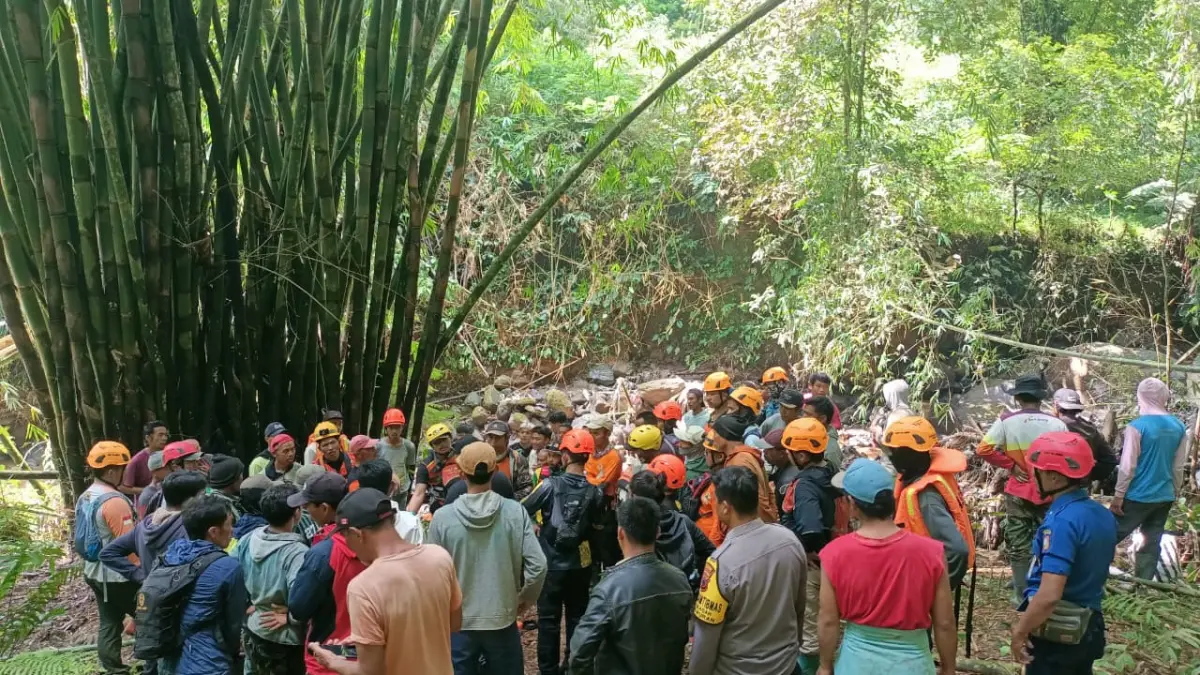 Tim SAR gabungan melakukan pencarian pada warga Larangan Desa Banyumudal, Wonosobo yang terjatuh ke sungai. (BPBD Wonosobo)
