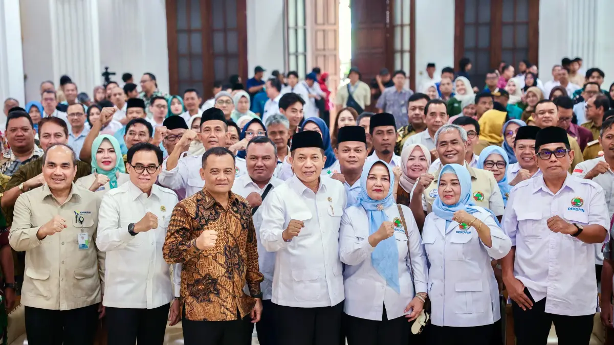 Menteri Koperasi, Ferry Juliantono dan Gubernur Ahmad Luthfi bersama pengurus Pimpinan Dewan Koperasi Indonesia Wilayah (Dekopinwil) Jawa Tengah serta Rapat Kerja Wilayah 2026 di Wisma Perdamaian, Semarang, Selasa (14/4/2026). (Istimewa)