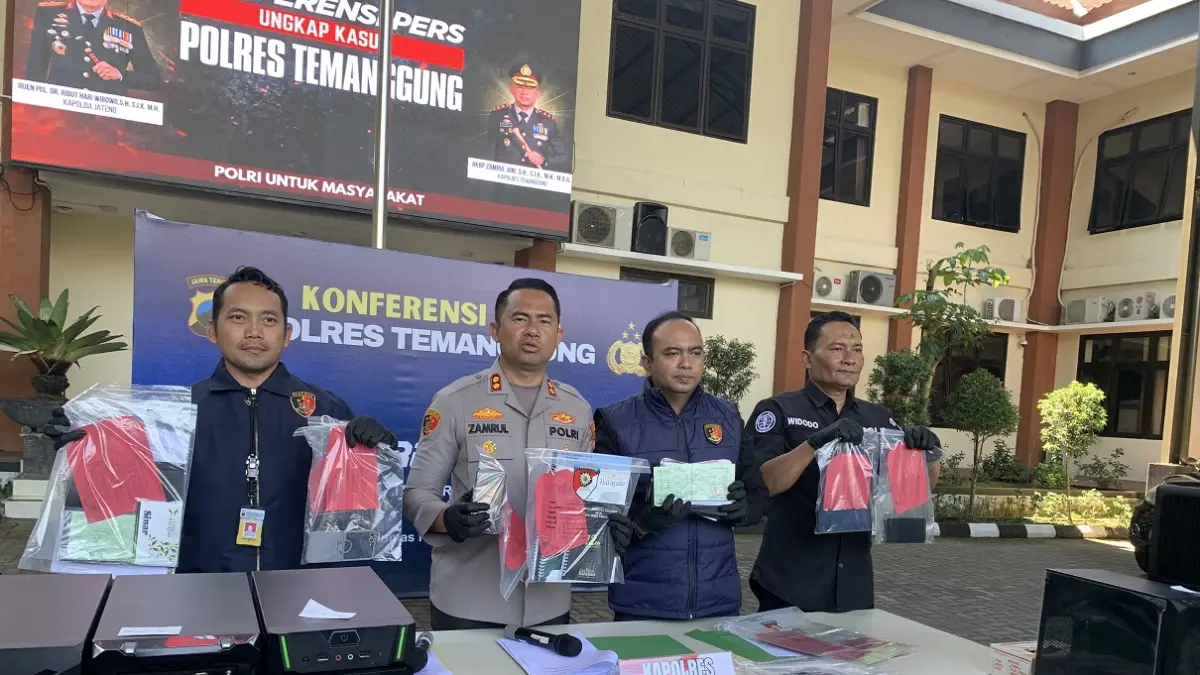Polisi menujukkan barang bukti tindak pidana perbankan yang dilakukan pengurus KSP Tunas Harapan di Temanggung, Selasa (14/4/2026). (Devi Khofifatur Rizqi/Jawa Pos Radar Magelang).

