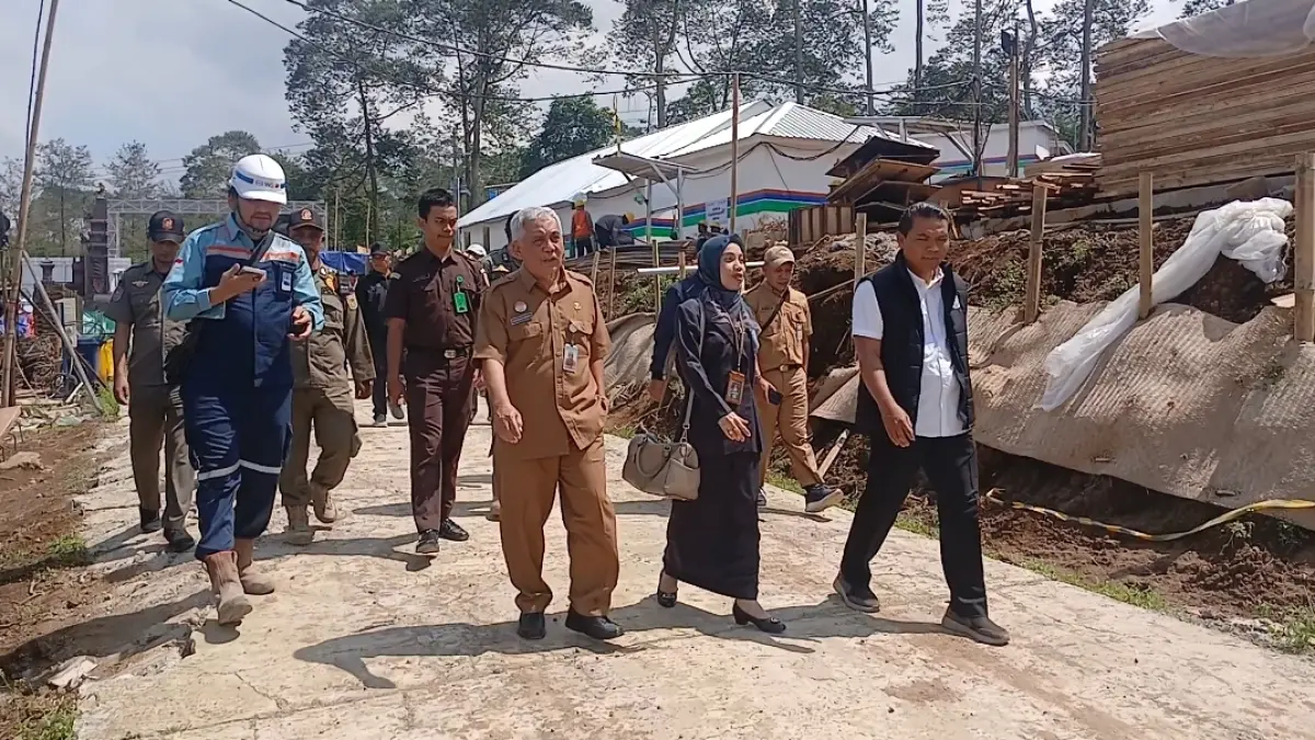 Sekda Wonosobo One Andang Wardoyo saat meninjau lokasi sekolah rakyat di Desa Candiyasan, Kecamatan Kertek, Selasa (14/4/2026). (Humas Setda Kab Wonosobo for Jawa Pos Radar Magelang)

