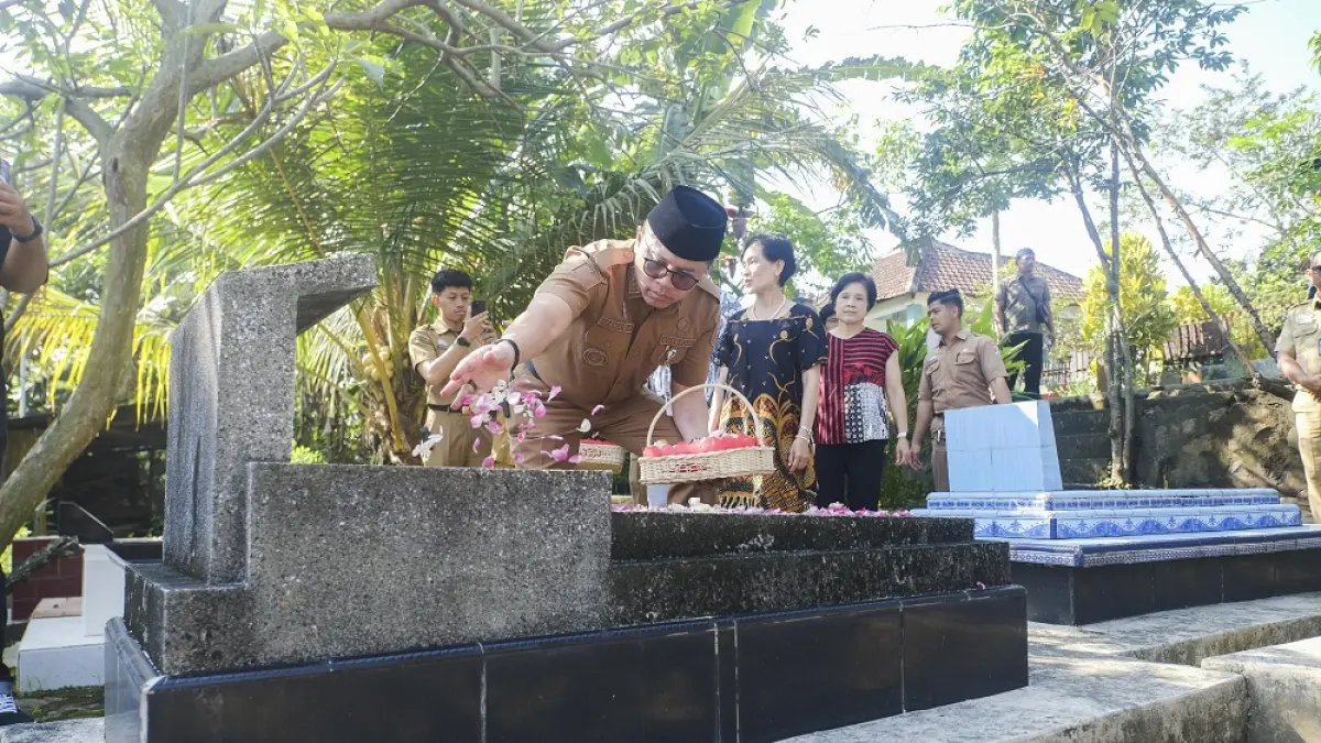 Wali Kota Magelang Damar Prasetyono menabur bunga mawar di atas pusara Argo Ismoyo.