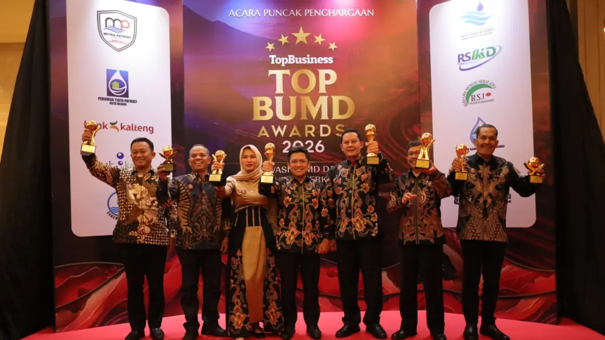 Bupati Wonosobo Afif Nurhidayat dan Wabup Amir Husein bersama para pimpinan BUMD yang meraih Top BUMD Award 2026 di Jakarta. Galih Pambajeng, dr Danang Sananto, Muchammad Sjahid, Suwito. (Diskominfo Wonosobo for Jawa Pos Radar Magelang).