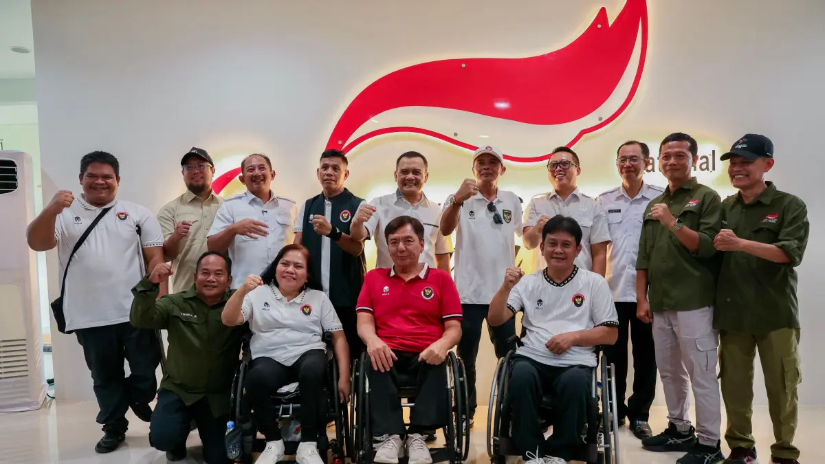 Gubernur Jawa Tengah, Ahmad Luthfi, bersama para atlet usai meresmikan asrama atlet milik National Paralympic Committee Indonesia (NPCI) Jawa Tengah di Desa Delingan, Kecamatan Karanganyar, Rabu (15/4/2026).