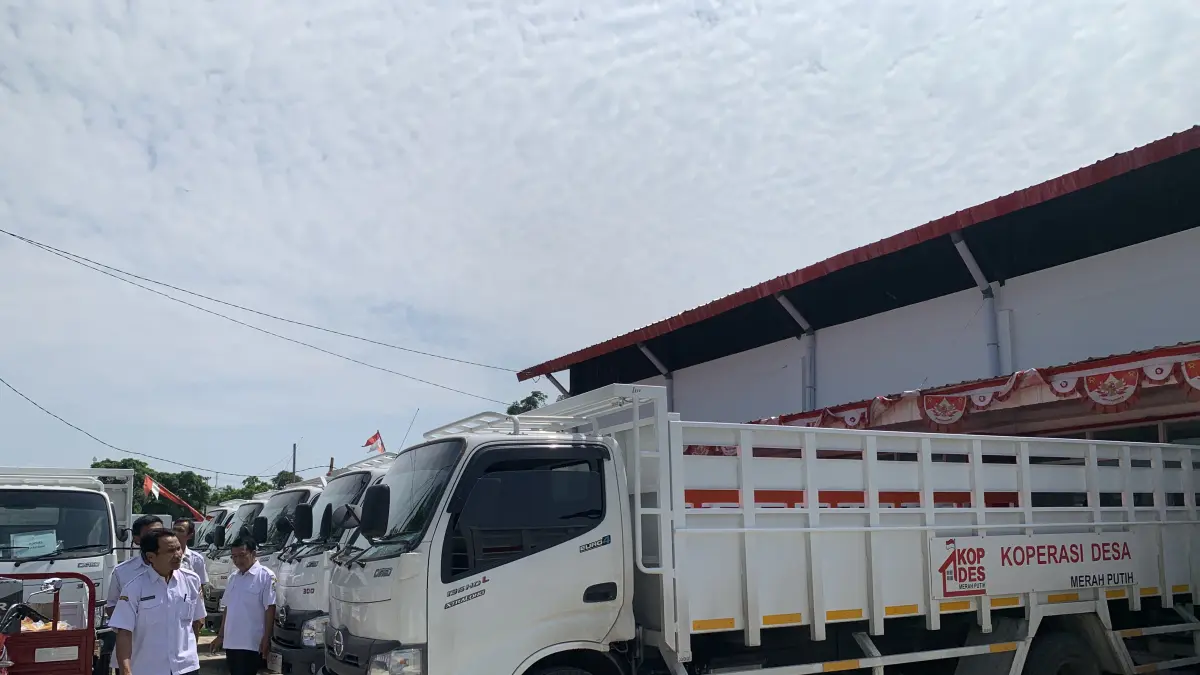 Puluhan unit truk dan kendaraan roda tiga untuk operasional KDMP di wilayah Kabupaten Temanggung, Rabu (15/4/2026) mulai didistribusikan. (Devi Khofifatur Rizqi/jawa Pos Radar Magelang).

