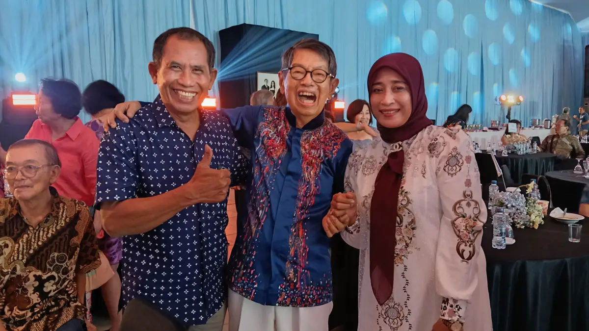 Direktur Jawa Pos Radar Semarang Baehaqi disambut OHD dengan gembira. (Lis Retno Wibowo/Jawa Pos Radar Magelang).