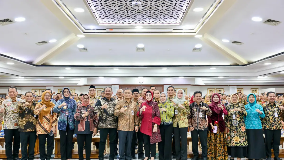 Gubernur Jawa Tengah Ahmad Luthfi bersaama para bupati dan wali kota se-Jawa Tengah serta camat di Gedung Gradhika Bhakti Praja, Semarang, Kamis (16/4/2026). (Istimewa)
