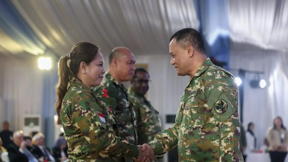 Gubernur Jawa Tengah Ahmad Luthfi menyalami peserta dalam acara pembukaan retret atau Kursus Pemantapan Pimpinan Daerah (KPPD) Ketua DPRD Seluruh Indonesia di Akademi Militer (Akmil), Magelang, Kamis, 16 April 2026. (Istimewa)