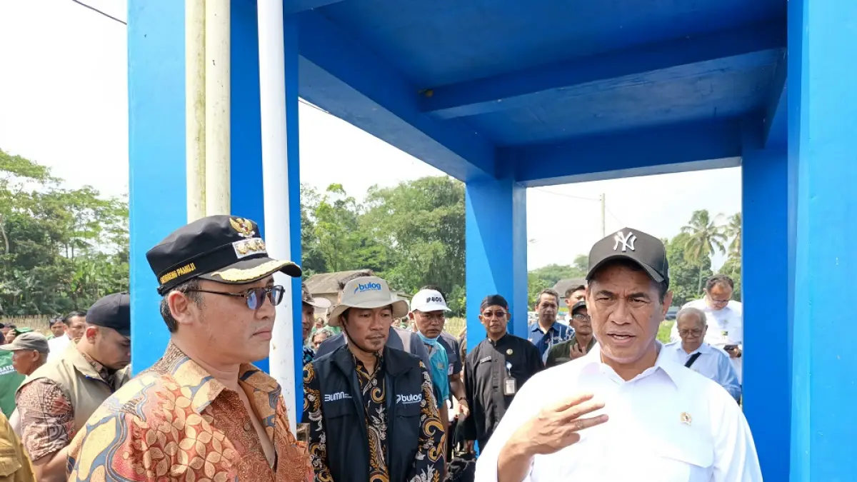 Menteri Pertanian Andi Amran Sulaiman bersama Bupati Magelang Grengseng Pamuji mengecek pompanisasi di lahan pertanian Desa Banyuurip, Kecamatan Tegalrejo, Kamis (16/4/2026). (ROFIK SYARIF GP/JAWA POS RADAR MAGELANG)