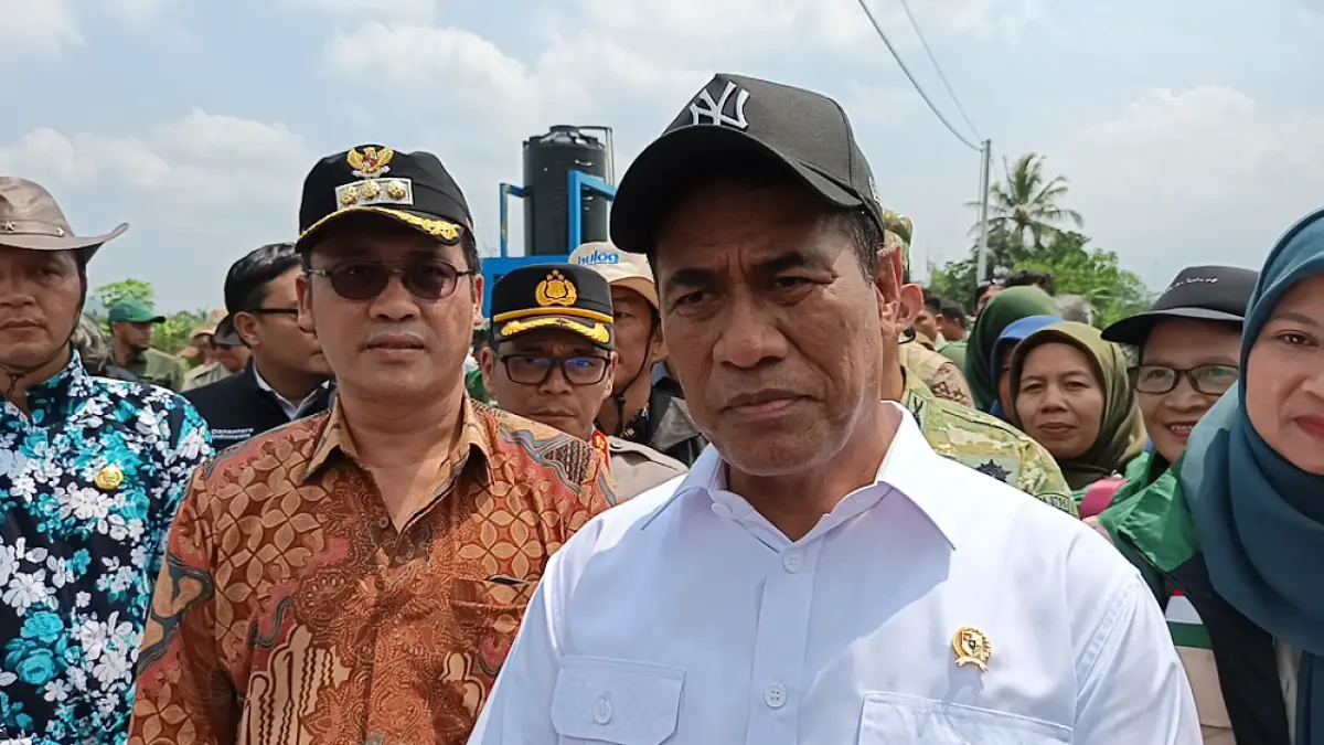 Menteri Pertanian Andi Amran Sulaiman bersama Bupati Magelang Grengseng Pamuji&nbsp; meninjau pompanisasi lahan pertanian Desa Banyuurip, Kecamatan Tegalrejo, Kamis (16/4/2026 siang. (ROFIK SYARIF/ JAWAPOS RADAR MAGELANG)