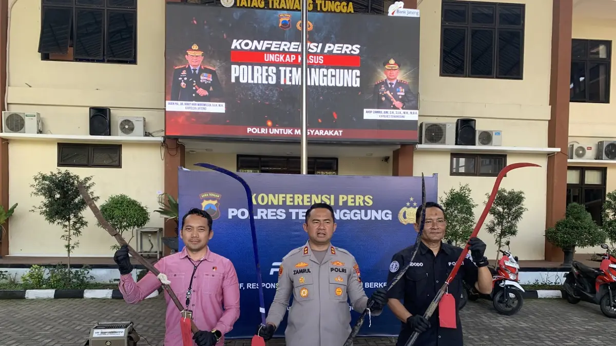 Polisi memamerkan barang butu berupa cebeng (celurit bengkok) yang akan digunakan untuk tawuran remaja. (Debi Khofifatur Rizqi/Jawa Pos Radar Magelang)