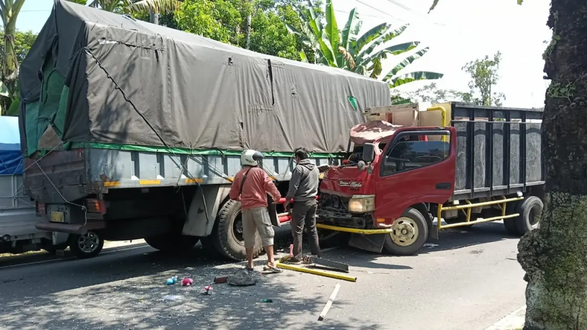Tabrakan dua truk di Jalan Blondo-Sawitan, tepatnya di Kedon, Pasuruhan, Kecamatan Mertoyudan, sopir terjepit kabin truk.