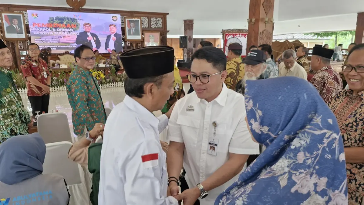 Wali Kota Magelang Damar Prasetyono menyalami ormas dan perwakilan parpol di Kota Magelang, Kamis (16/4/2026). (PUPUT PUSPITASARI/JAWA POS RADAR MAGELANG)