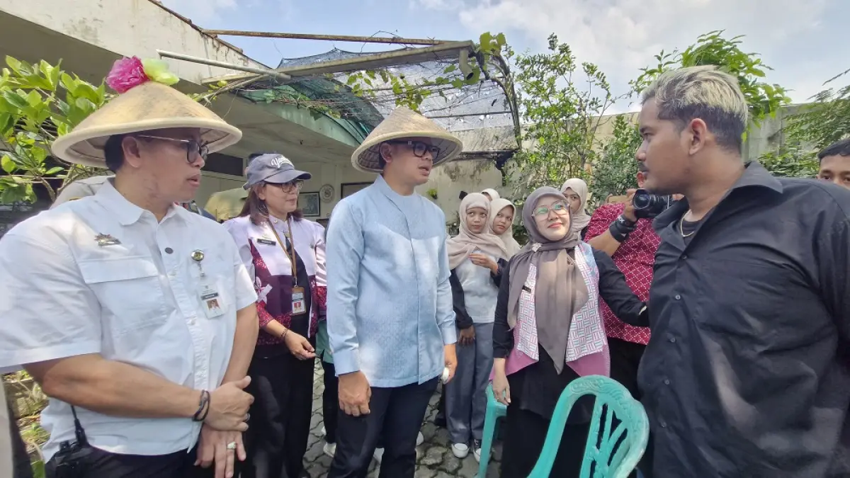 Wamendagri Bima Arya didampingi Wali Kota Magelang Damar Prasetyono mengunjungi Kampung Jambon Gesikan, Kamis (16/4/2026). (PUPUT PUSPITASARI/JAWA POS RADAR MAGELANG)
