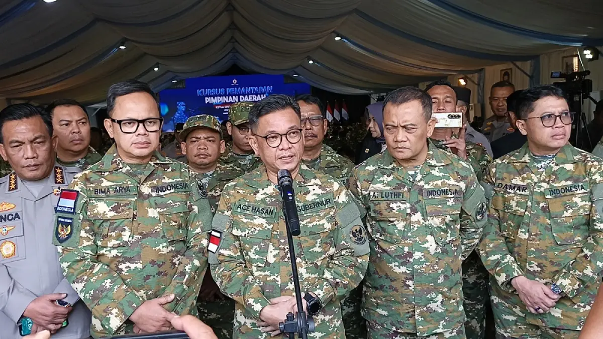 Gubernur Lemhannas Ace Hasan Syadzily, Wamendagri Bima Arya Sugiarto, Gubernur Jateng Ahmad Lutfi dan Wali Kota Magelang Damar Prasetyono saat memberikan keterangan di sela retreat di Ruang Sudirman Kompleks Akmil Magelang, Kamis (16/4/2026). (ROFIK SYARIF GP/JAWA POS RADAR MAGELANG)