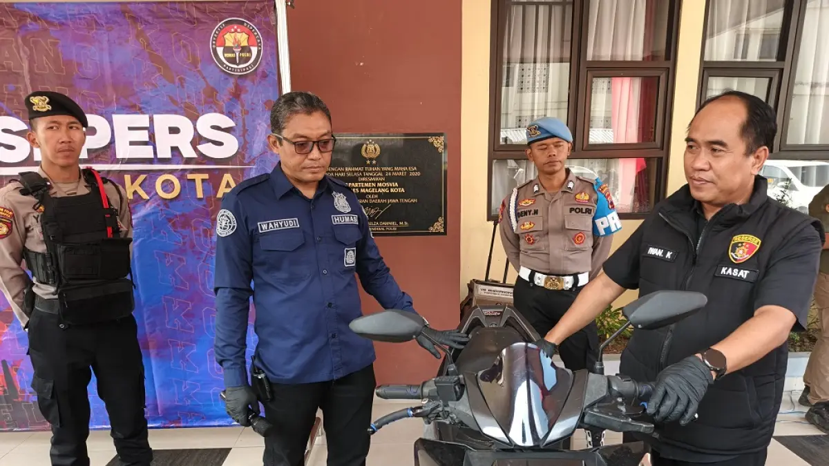 Kasat Reskrim Polres Magelang Kota AKP Iwan Kristiana dan Kasi Humas Ipda Wahyudi menunjukkan sepeda motor yang digunakan pelaku saat beraksi. (ROFIK SYARIF/ JAWAPOS RADAR MAGELANG)