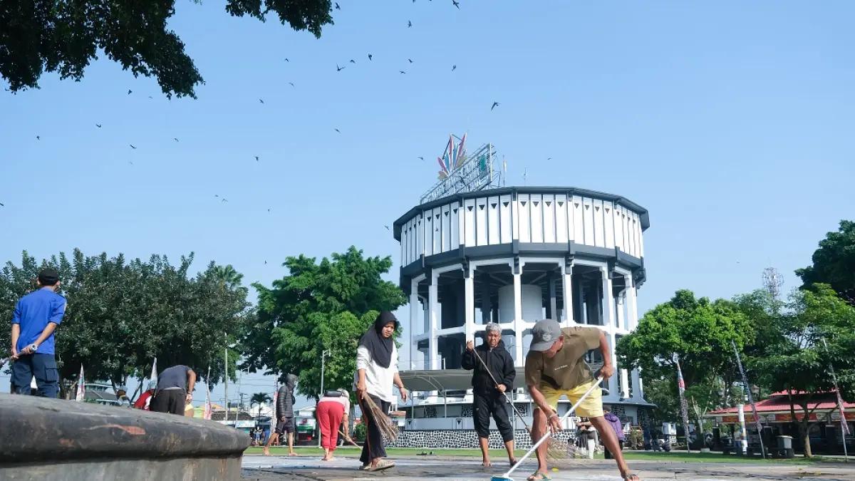 Para pedagang mengepel lantai kawasan Alun-alun Kota Magelang.