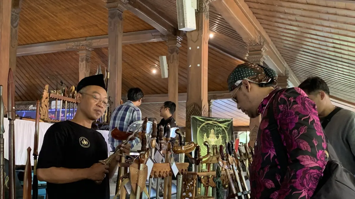 Pengunjung melihat keris-keris yang dipamerkan di Pendopo Pengayoman Temanggung. Pameran digelar pada 17 sampai 19 April 2026. (Devi Khofifatur Rizqi/Jawa Pos Radar Magelang).