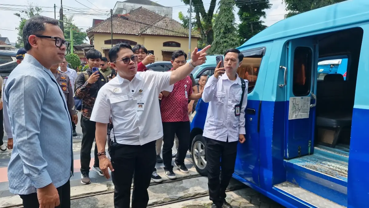 Wakil Menteri (Wamendagri) Bima Arya memberikan acungan jempol atas inovasi program angkot gratis bagi pelajar Kota Magelang. (PUPUT PUSPITASARI/JAWA POS RADAR MAGELANG)