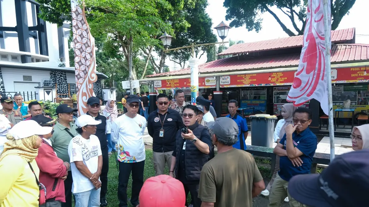 Wali Kota Magelang Damar Prasetyo saat memantau program resik-resik bareng di shelter pedagang kaki lima (PKL) Tuin Van Java Kawasan Alun-Alun Kota Magelang.