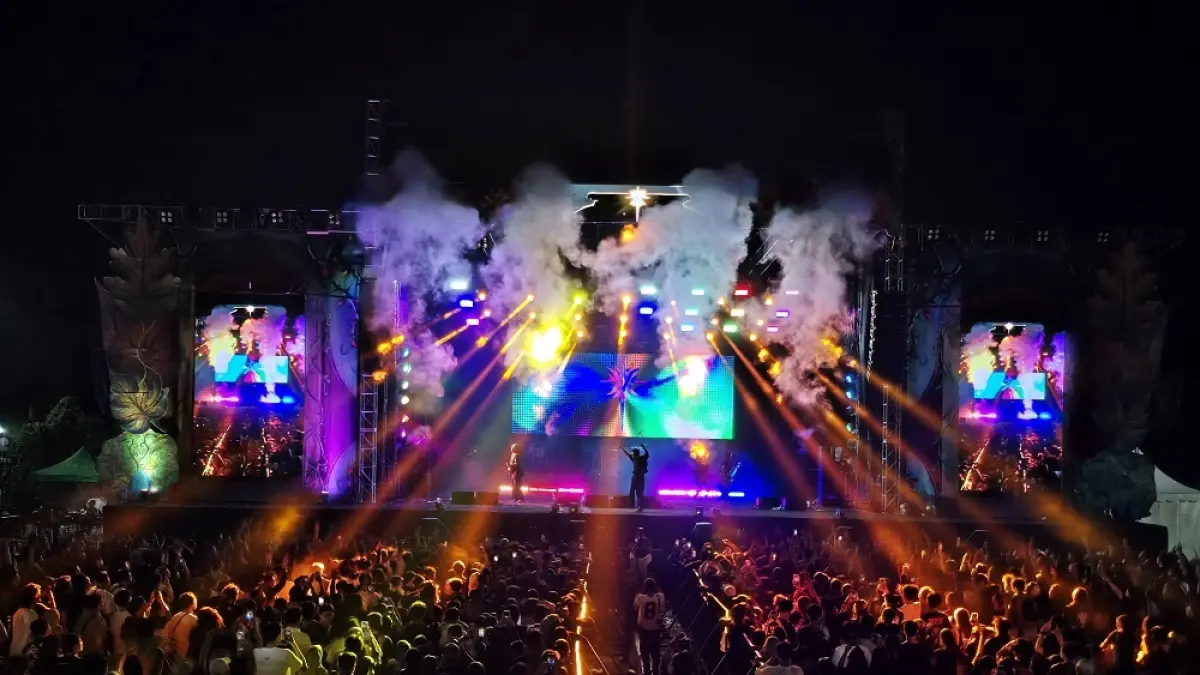 Artopia: Vol.1 menghadirkan line up Hindia, Feast, The Lantis, dan 510, dengan tata cahaya dan panggung yang megah.&nbsp; (PUPUT PUSPITASARI/JAWA POS RADAR MAGELANG)