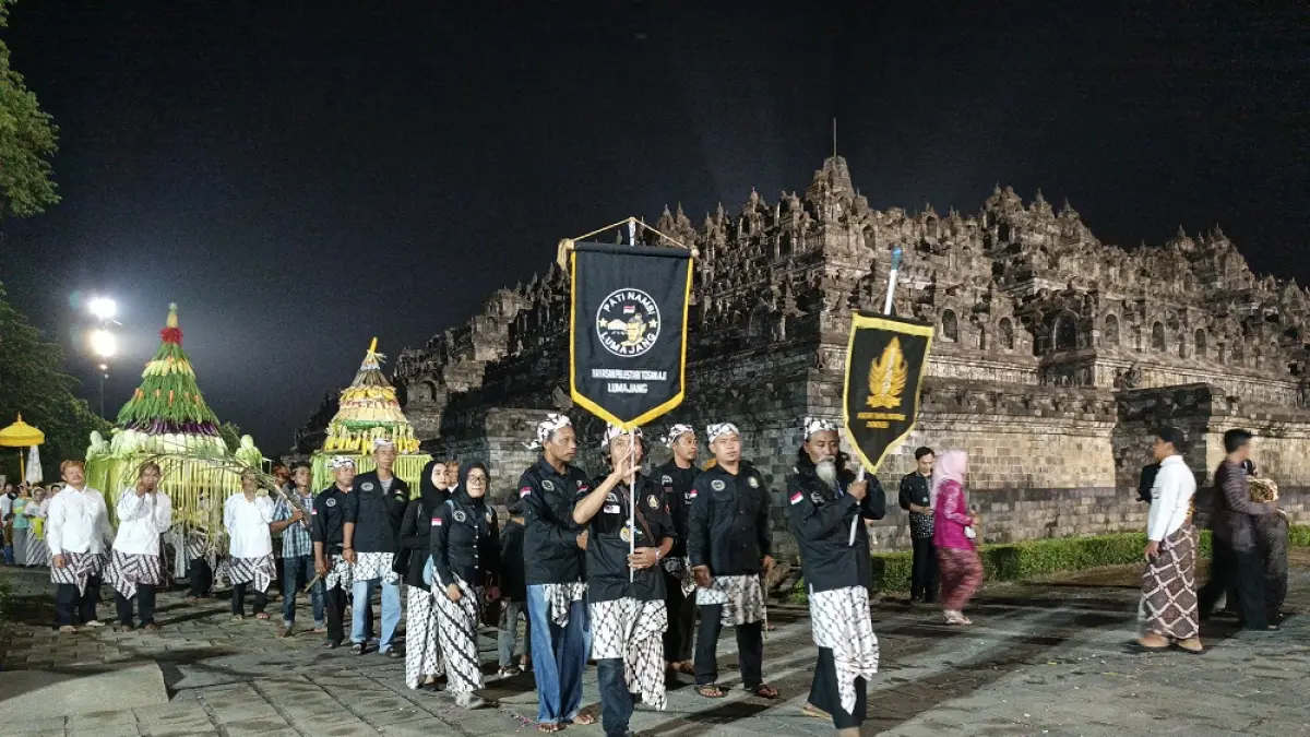 Kirab pusaka di kawasan Candi Borobudur, Kabupaten Magelang, Jumat (17/4/2026) malam. (ROFIK SYARIF/ JAWAPOS RADAR MAGELANG)