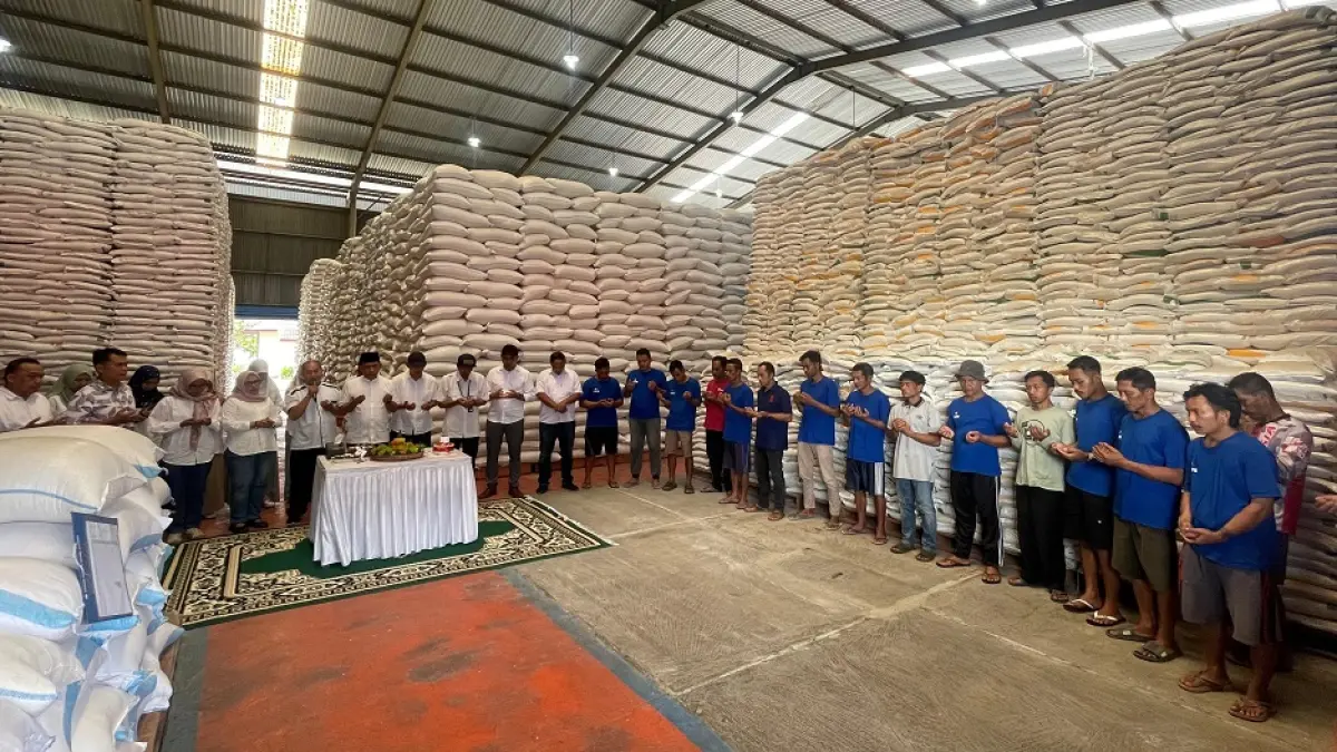 Koordinasi dan evaluasi bersama seluruh karyawan dan para pekerja di Gudang Bulog Magelang, Minggu (19/4/2026).