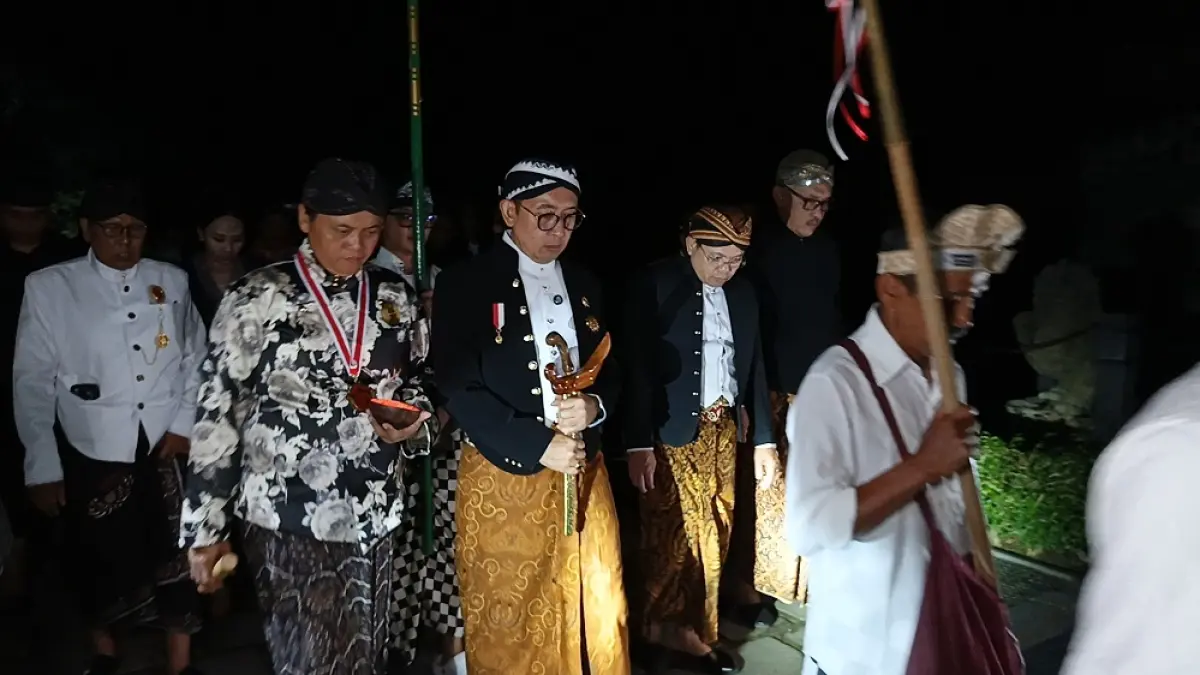 Menteri Budaya Fadli Zon hadir langsung dalam kirab pusaka di kawasan Candi Borobudur, Kabupaten Magelang, Jumat (17/4/2026) malam. (ROFIK SYARIF/ JAWAPOS RADAR MAGELANG)