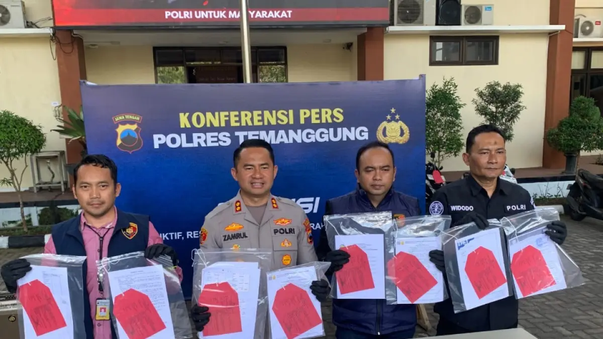 Polisi menunjukkan barang bukti mengenai kasus PHK yang dilakukan Dirut PT Duta Sumpit Indonesia. (Devi Khofifatur Rizqi/Jawa Pos Radar Magelang).
