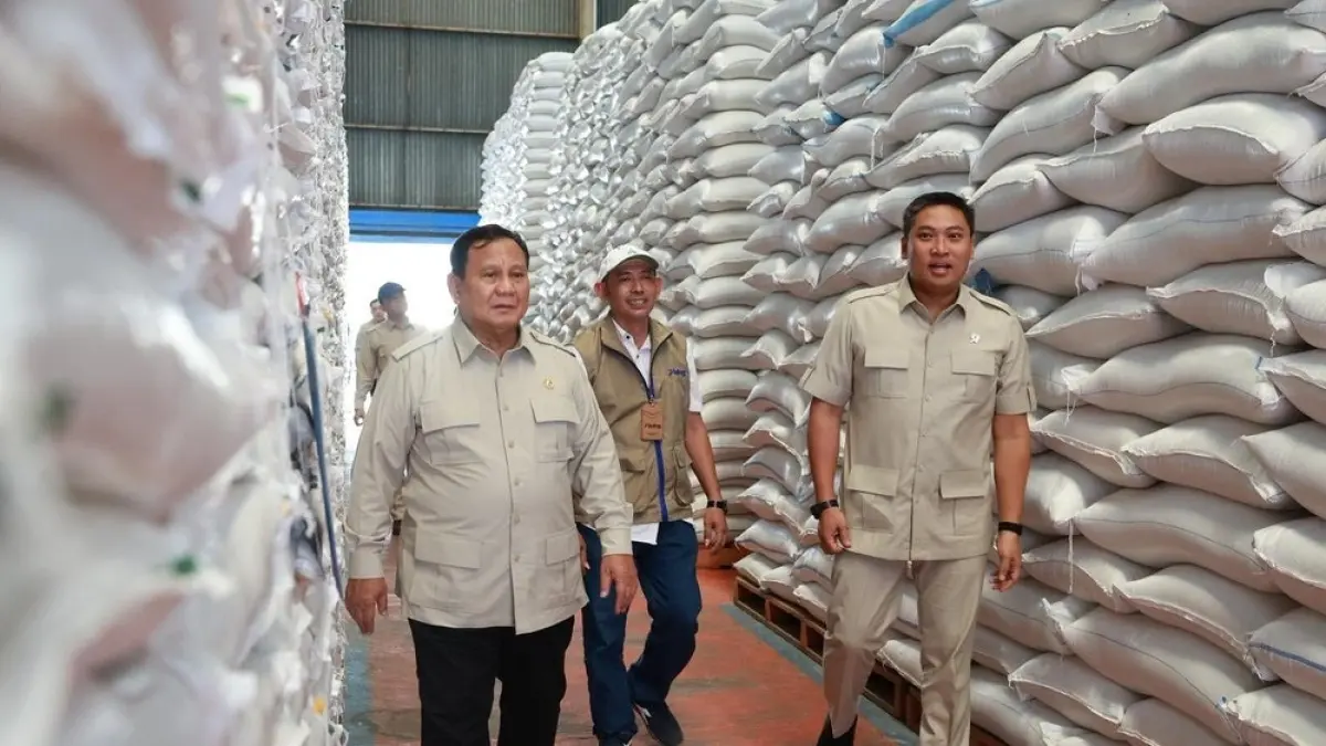 Presiden Prabowo Subianto didampingi Wamentan Sudaryono melakukan inspeksi mendadak (sidak) ke Gudang Bulog Danurejo, Kabupaten Magelang, Sabtu (18/4/2026).&nbsp;