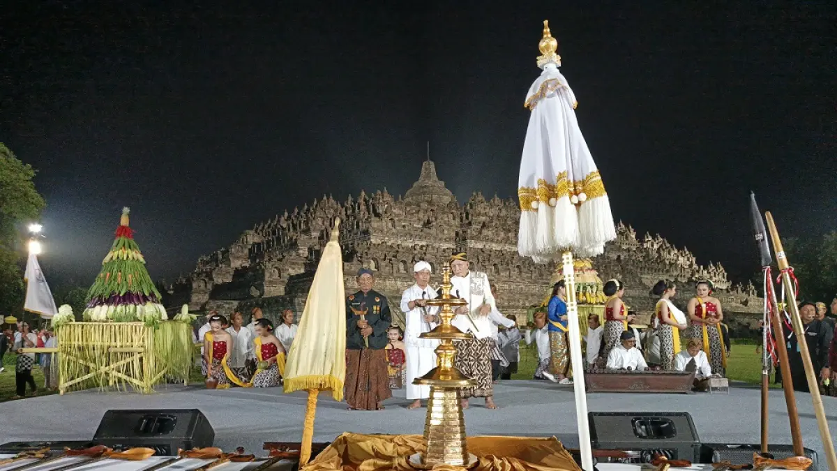 Replika chattra yang dibawa saat kirab pusaka di kawasan Candi Borobudur, Kabupaten Magelang.  (ROFIK SYARIF/ JAWAPOS RADAR MAGELANG)