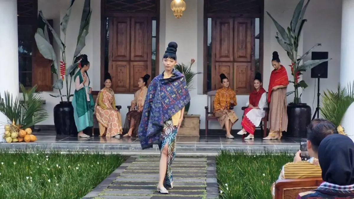 Trunk show&nbsp;dengan 20 tampilan busana rancangan desainer Indonesia Phillip Iswardono dipamerkan dalam jumpa pers di MesaStila Resort and Spa Magelang. (PUPUT PUSPITASARI/JAWA POS RADAR MAGELANG)